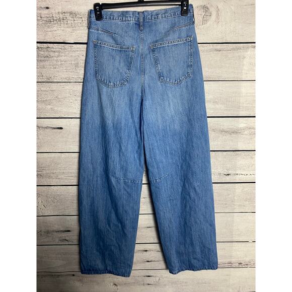 NWOT - Universal Thread Ladies High Rise Curved Leg Jeans - 6R - Picture 2 of 3